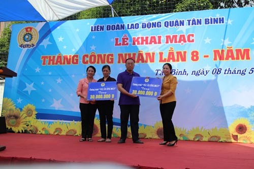 Bà Trần Kim Yến (bìa trái), Chủ tịch LĐLĐ TP HCM, trao Mái ấm Công đoàn cho CNVC-LĐ khó khăn tại quận Tân Bình Ảnh: HỒNG ĐÀO