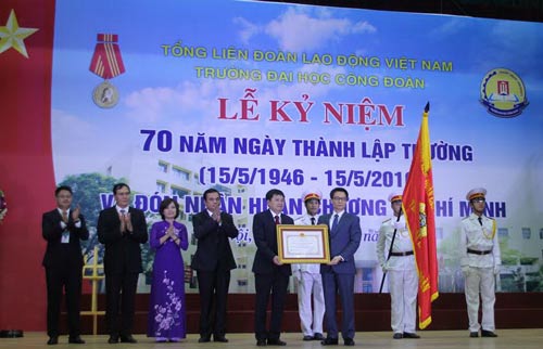 Phó Thủ tướng Vũ Đức Đam (bìa phải) trao Huân chương Hồ Chí Minh cho đại diện Trường Đại học Công đoàn