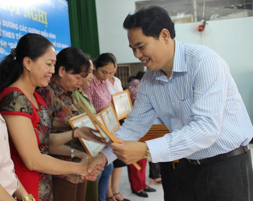 Ông Giang Văn Nam, Trưởng Ban Chính sách Pháp luật LĐLĐ TP HCM, tặng giấy khen cho các cá nhân xuất sắc