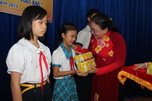 Bà Nguyễn Thị Bích Thủy, Phó Chủ tịch LĐLĐ TP HCM, trao quà cho con CNVC-LĐ
