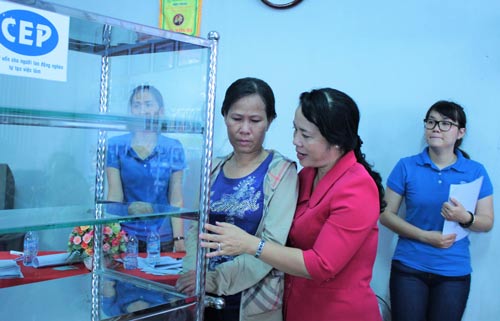 Bà Trần Kim Yến, Chủ tịch LĐLĐ TP HCM, động viên và trao công cụ lao động cho thành viên nghèo