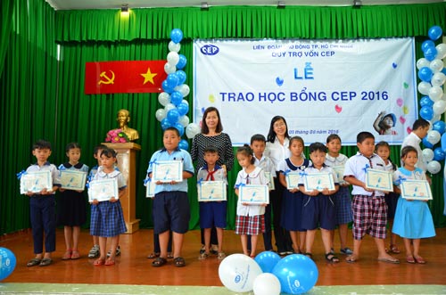 Lãnh đạo Quỹ CEP và LĐLĐ huyện Củ Chi, TP HCM trao học bổng cho học sinh vượt khó, học giỏi