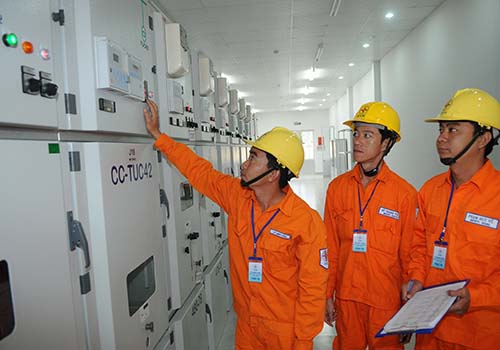 
Kiểm tra công tác vận hành tại trạm 110 KV Phú Quốc. Ảnh: Đình Hoàng
