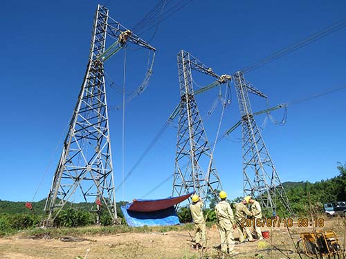 Công nhân Truyền tải điện Thanh Hóa tiến hành nâng độ vòng đường dây 500 KV Ảnh: Hà Phương