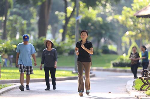 Mỗi ngày đi bộ không quá 45 phút có thể giúp kéo dài tuổi thọ 7-10 năm Ảnh: Hoàng Triều