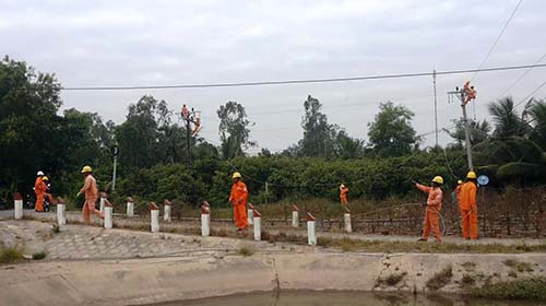 Công nhân EVNSPC nỗ lực cấp điện phục vụ các trạm bơm nước chống hạn ở Tiền Giang