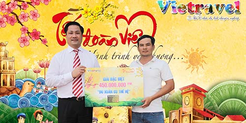 Ông Võ Quang Liên Kha, Phó Tổng Giám đốc Vietravel, trao giải đặc biệt thẻ du lịch Vietravel - BIDV MasterCard trị giá 450 triệu đồng cho khách hàng Trần Hồng Sỹ (quận Tân Phú) Ảnh: Lệ Trinh