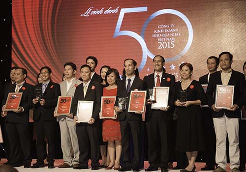 Ông Mai Hoài Anh, Giám đốc điều hành hoạt động kiêm Giám đốc điều hành kinh doanh Vinamilk, nhận giải cùng 50 doanh nghiệp được bình chọn của năm 2016