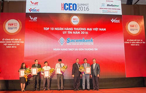 Đại diện Sacombank nhận danh hiệu “Top 10 ngân hàng uy tín năm 2016”