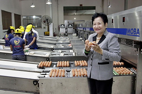 
Bà Phạm Thị Huân tại nhà máy xử lý trứng của Công ty Ba Huân Ảnh: LONG GIANG
