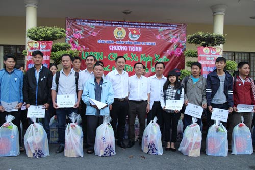 Đại diện Công đoàn và Đoàn Thanh niên Tổng Công ty Liksin trao quà Tết cho công nhân khó khăn trước giờ xe lăn bánhẢnh: HỒNG ĐÀO