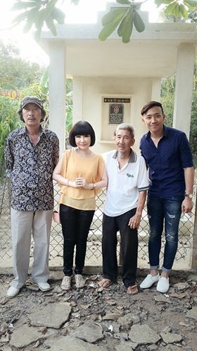NS Trấn Thành cùng với NSƯT Thanh Kim Huệ, họa sĩ Lê Văn Định đến thăm soạn giả Việt Thường - con trai của cố tác giả Trần Hữu Trang ngày 1-5.