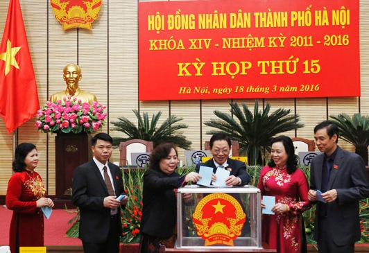 
Các đại biểu bỏ phiếu bầu chức danh Phó Chủ tịch HĐND TP Hà Nội
