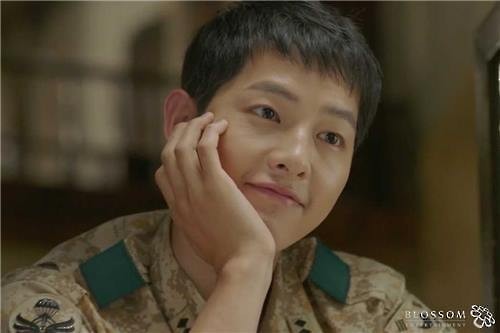 3 phiên bản nam chính Hậu Duệ Mặt Trời Song Joong Ki có phải đỉnh nhất