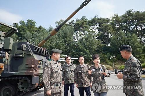 
Tổng thống Hàn Quốc Park Geun-hye khích lệ các binh sĩ. Ảnh: Yonhap
