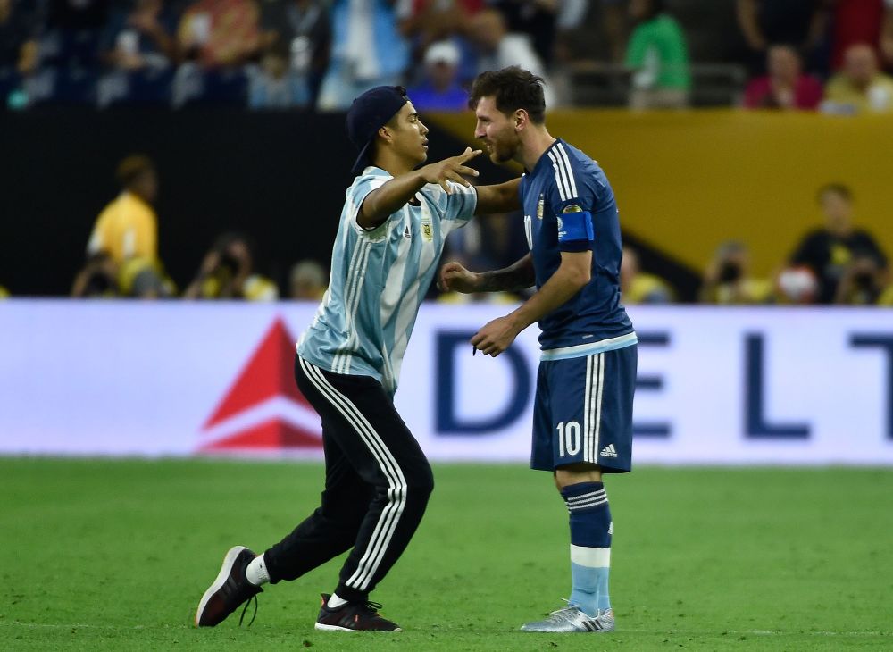 Fan cuồng liều mình vào sân… quỳ lạy Messi