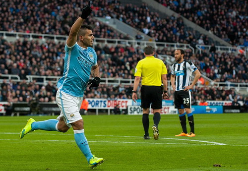 Aguero mừng bàn thắng thứ 100 trong khi trọng tài bị Newcastle phản ứng