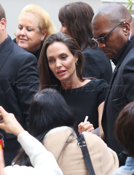 Angelina Jolie gây sốc với thân hình gầy nhom trên thảm đỏ