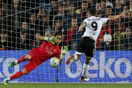 Thủ môn Claudio Bravo vất vả trước các chân sút Valencia