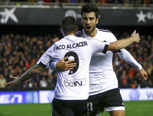 Paco Alcacer vui mừng với bàn gỡ 2-2 cho Valencia