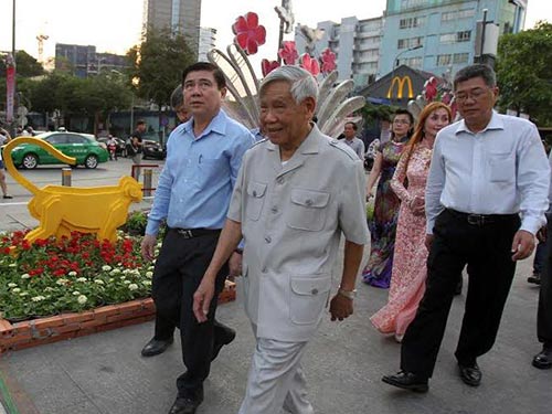 Ông Nguyễn Thành Phong, Chủ tịch UBND TP HCM (trái) và nguyên Tổng Bí thư Lê Khả Phiêu giám sát Đường hoa Tết Bính Thân 2016 vào chiều 4-2