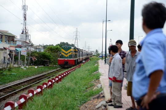 
Nhiều người mong chờ tuyến đướngắt Bắc - Nam được thông tuyến sau thời gian gián đoạn
