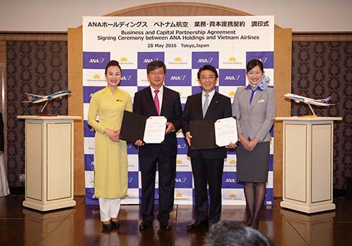Lãnh đạo Vietnam Airlines và ANA trao văn kiện hợp tác chiến lược tại Tokyo ngày 28-5Ảnh: TTXVN