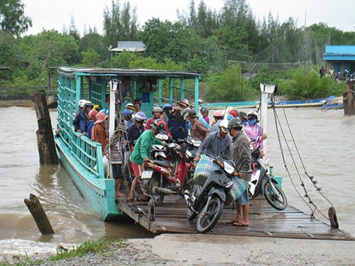 Một bến đò ngang tự phát ở tỉnh Bạc Liêu Ảnh: DUY NHÂN