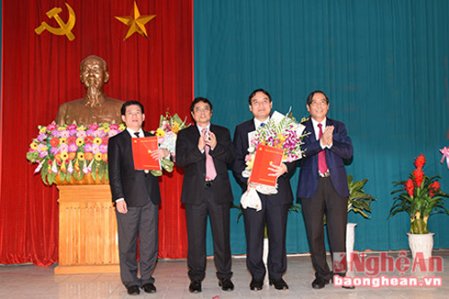 Ông Phạm Minh Chính, Trưởng Ban tổ chức Trung ương (thứ hai từ trái qua), trao quyết định cho ông Nguyễn Đắc Vinh (thứ hai từ phải qua) và Hồ Đức Phớc (đầu tiên bên trái) - Ảnh: Báo Nghệ An