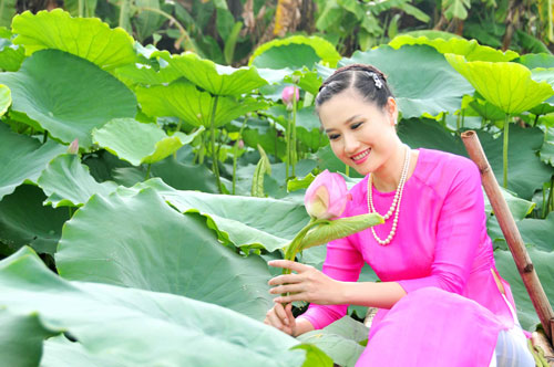 Người đẹp và hoa sen Ảnh: PHẠM ĐỨC