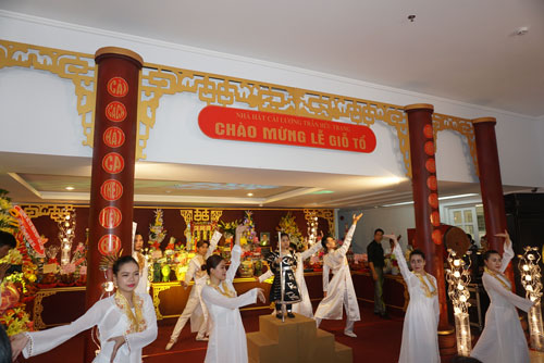 Tiết mục ca cảnh “Oai hùng đất Việt” trong chương trình giỗ Tổ tại Nhà hát Cải lương Trần Hữu Trang