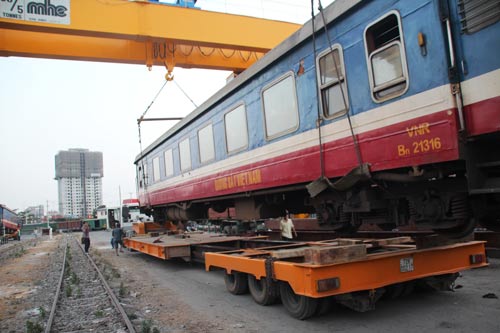 Các toa tàu tại ga Sóng Thần được cẩu lên xe container để chuyển xuống ga Biên Hòa Ảnh: Gia Minh