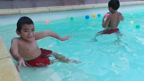 Trẻ mắc bệnh xương thủy tinh đang được điều trị tại Làng Cá sấu Sài Gòn