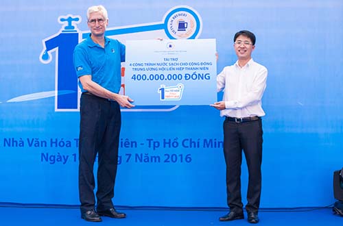 Đại diện Nhà máy Bia Heineken Việt Nam trao bảng tài trợ tượng trưng cho Hội LHTN Việt Nam