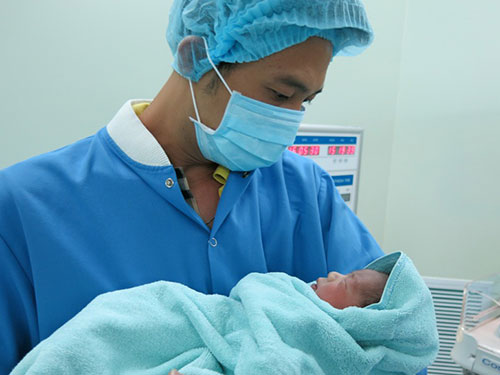 Ngắm nhìn con khỏe mạnh, hồng hào, anh Hưng như quên đi nỗi lo lắng suốt 3 tháng qua khi vợ anh phát hiện bị cạn ối sởm tuần 28.