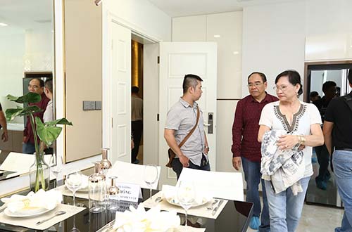 Ngay trong ngày đầu khai trương, hàng ngàn khách đã đến tham quan nội thất căn hộ mẫu Vinhomes Golden River