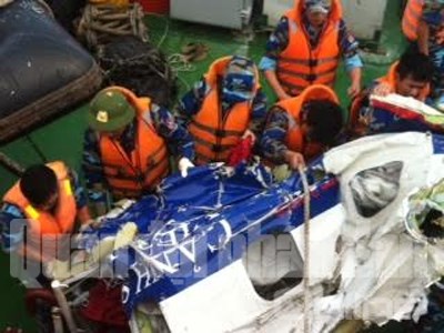 Mảnh vỡ máy bay được tàu CSB 2008 vớt trên biển - Ảnh: QĐND