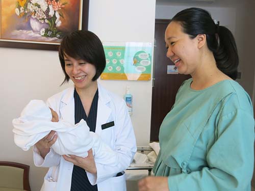 BS Nguyễn Thu Hoài, Khoa Sản Vinmec Times City chia sẻ niềm vui mẹ tròn con vuông với chị Thanh