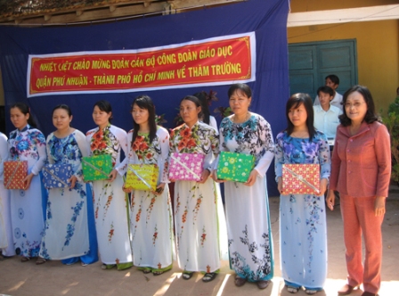 
Tặng áo dài cho giáo viên Trường TH Tân Bình
