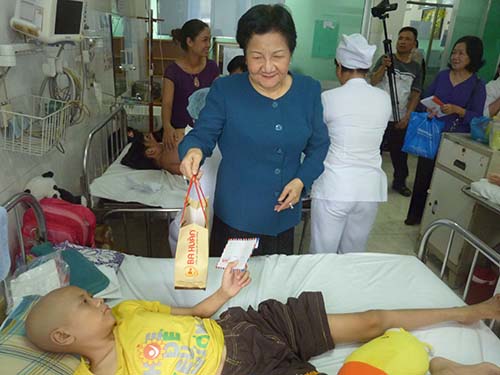 Bà Phạm Thị Huân, Giám đốc Công ty Ba Huân, tặng quà cho bệnh nhân tại Bệnh viện Ung Bướu TP HCM