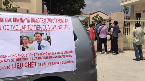 
Giăng băng-rôn đòi nợ Công ty Hồng Ân
