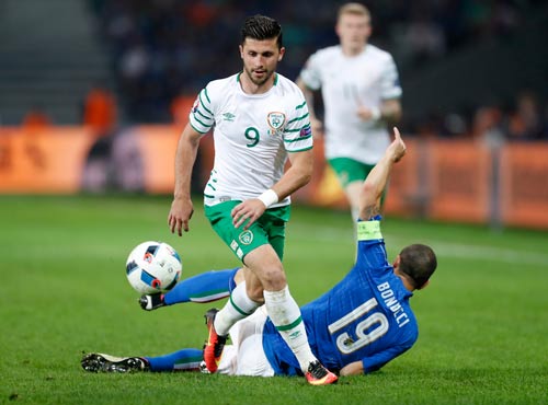 Long (9) cùng Ireland không chỉ chơi hay mà cần cả may mắn mới lật đổ được chủ nhà ở Lyon đêm 26-6 Ảnh: REUTERS