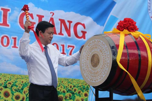 Bí thư Thành ủy TP HCM Đinh La Thăng đánh trống khai giảng năm học mới tại Trường THPT Lương Thế Vinh Ảnh: hoàng Triều