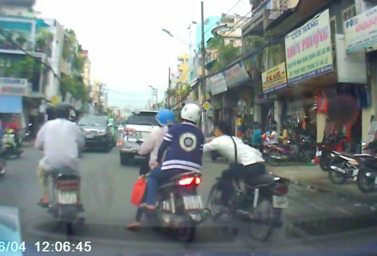 Cảnh cướp giật túi xách người đi đường tại giao lộ Lạc Long Quân - Tái Thiết (phường 11, quận Tân Bình, TP HCM) được camera hành trình của người dân ghi lại