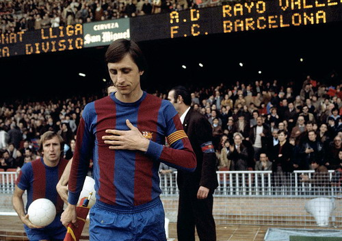 Cruyff khi còn thi đấu cho Barcelona...