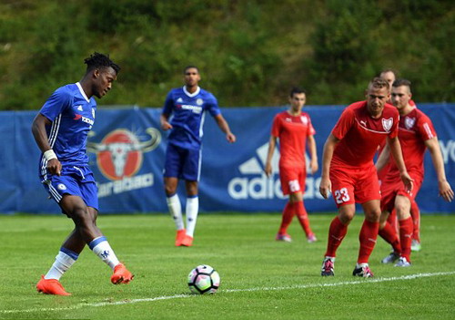 Tân binh Batshuayi làm hài lòng người hâm mộ