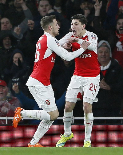 Bellerin chia vui cùng Ranmsey sau bàn thắng thứ hai