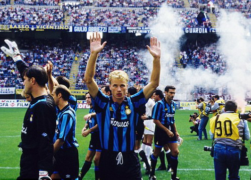 Dennis Bergkamp sang Inter Milan có công của phiên dịch Raiola