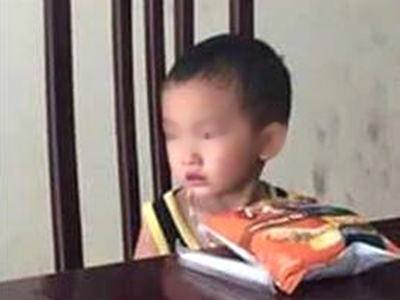 Bé trai 2 tuổi bị bỏ rơi - Ảnh: Facebook