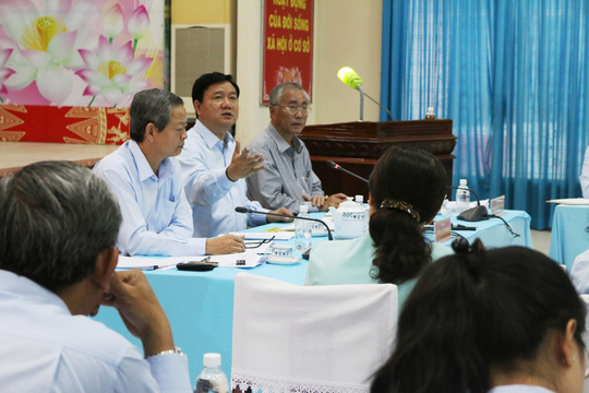 
Bí thư Thành ủy TP HCM Đinh La Thăng làm việc với Huyện ủy Hóc Môn chiều 19-5 Ảnh: Bạch Đằng
